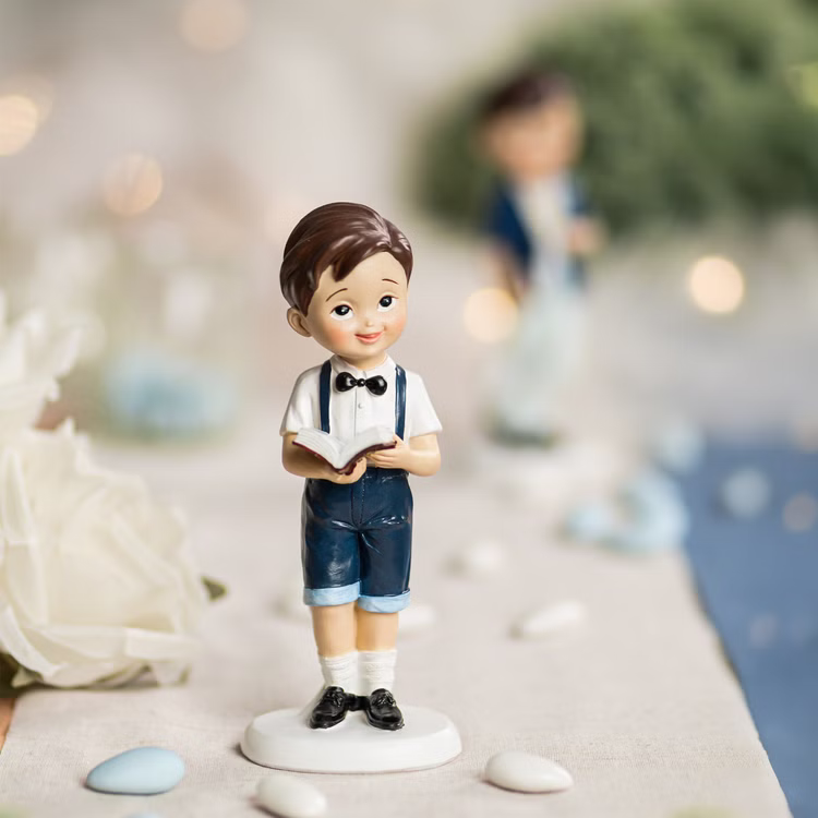 Kommunion Tortenfigur Junge mit Bibel 15,5 cm Kommunionskuchen Deko Weiß Blau Erstkommunion Jugendweihe Kommunions-Deko Tisch-Deko Dekoration Tortenfigur Kommunionsfigur Junge auf festlich dekorierter Tafel – schöne Erinnerung und Blickfang für Kommunionsfeiern.