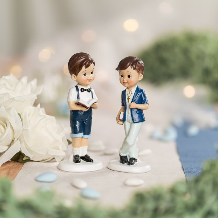 Kommunion Tortenfigur Junge mit Bibel 15,5 cm Kommunionskuchen Deko Weiß Blau Erstkommunion Jugendweihe Kommunions-Deko Tisch-Deko Dekoration Tortenfigur Zwei Kommunionsfiguren Jungen als Dekoration für Kommunionsfeiern – ideal für Kuchen, Tisch oder Erinnerungsstück.