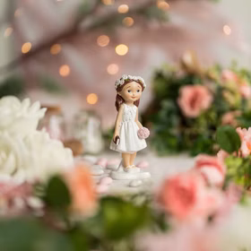 Kommunion Figur Mädchen mit Bibel & Blumenkranz 15 cm Torten-Deko Erstkommunion Jugendweihe Kommunions-Deko Tisch-Deko Dekoration Tortenfigur Kommunionfigur Mädchen mit Blumenstrauß als Tischdekoration bei einer festlichen Kommunion- oder Taufdekoration mit Blumen und Kerzen.