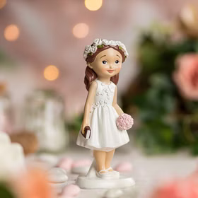 Kommunion Figur Mädchen mit Bibel & Blumenkranz 15 cm Torten-Deko Erstkommunion Jugendweihe Kommunions-Deko Tisch-Deko Dekoration Tortenfigur Kommunionfigur Mädchen mit Blumenkranz, Bibel und rosa Blumenstrauß als dekorative Tischfigur zur Erstkommunion.