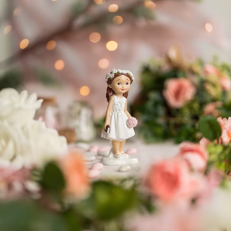 Kommunion Figur Mädchen mit Bibel & Blumenkranz 15 cm Torten-Deko Erstkommunion Jugendweihe Kommunions-Deko Tisch-Deko Dekoration Tortenfigur Kommunionfigur Mädchen mit Blumenstrauß als Tischdekoration bei einer festlichen Kommunion- oder Taufdekoration mit Blumen und Kerzen.