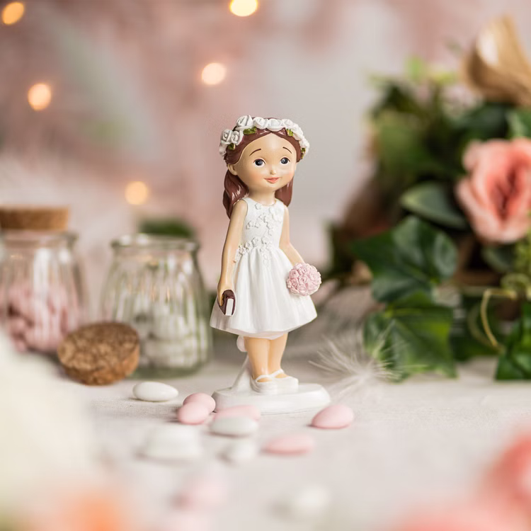 Kommunion Figur Mädchen mit Bibel & Blumenkranz 15 cm Torten-Deko Erstkommunion Jugendweihe Kommunions-Deko Tisch-Deko Dekoration Tortenfigur Dekofigur Mädchen zur Erstkommunion auf dekoriertem Tisch mit Blumen, Glasgefäßen und Pastellfarben im Hintergrund.