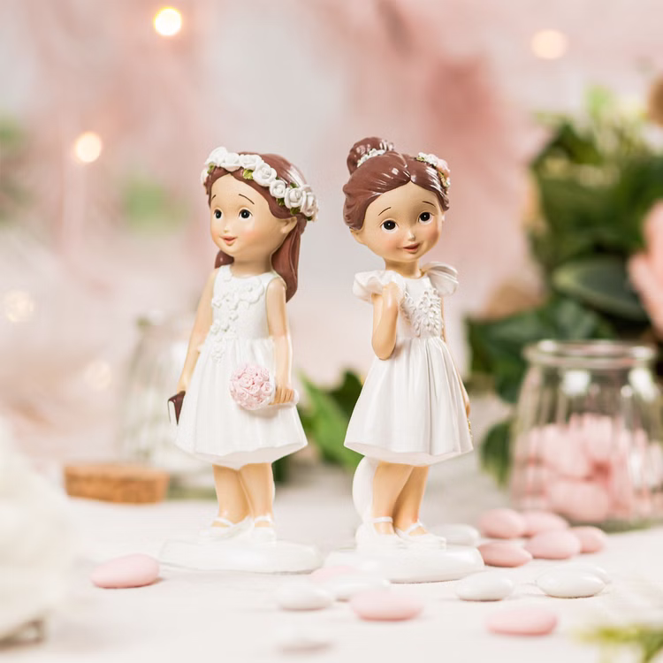 Kommunion Figur Mädchen mit Bibel & Blumenkranz 15 cm Torten-Deko Erstkommunion Jugendweihe Kommunions-Deko Tisch-Deko Dekoration Tortenfigur Zwei Kommunionfiguren Mädchen mit weißem Kleid und Blumenkranz als Dekoration für Erstkommunion oder religiöse Feier.