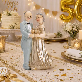 Tortenaufsatz Goldene Hochzeit Ehepaar Jubiläum Tisch-Deko Party-Zubehör Party-Deko Dekoration 50 Ehejahre Jubiläum Dekorative Tischszene zur goldenen Hochzeit mit Tortenaufsatz eines älteren Ehepaares, goldenen Accessoires, Kerzen und festlicher Dekoration.