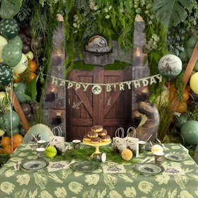 Jurassic World Party-Set Dinosaurier Party-Deko 34-Teile T-Rex Geburtstag Saurier Lizenz-Party-Zubehör gedeckter Tisch Tisch-Deko Mottoparty Kindergeburtstag Geburtstag Ein fertig dekorierter Kindergeburtstagstisch im Jurassic World Stil mit Tischdecke, Geschirr und üppiger Dino-Dekoration.