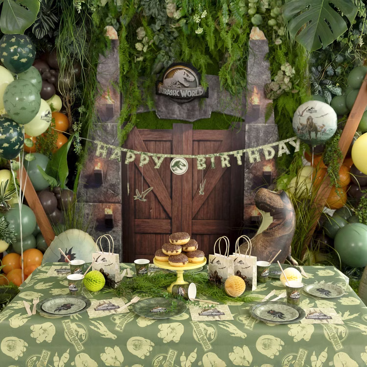 Jurassic World Party-Set Dinosaurier Party-Deko 34-Teile T-Rex Geburtstag Saurier Lizenz-Party-Zubehör gedeckter Tisch Tisch-Deko Mottoparty Kindergeburtstag Geburtstag Ein fertig dekorierter Kindergeburtstagstisch im Jurassic World Stil mit Tischdecke, Geschirr und üppiger Dino-Dekoration.