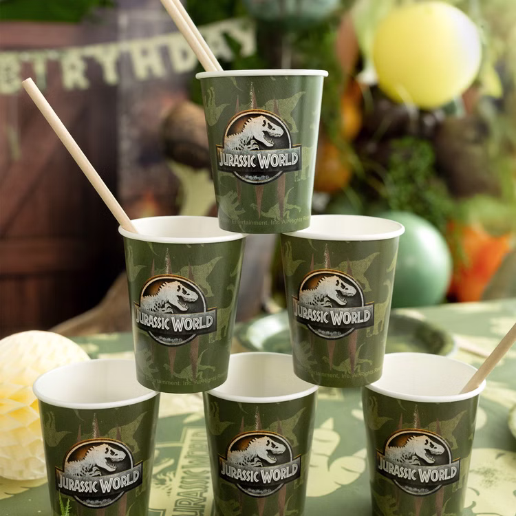 Jurassic World XXL Party-Set Dinosaurier Party-Deko 46-Teile T-Rex Geburtstag Saurier Lizenz-Party-Zubehör gedeckter Tisch Tisch-Deko Mottoparty Kindergeburtstag Geburtstag Mehrere Jurassic World Becher auf einem gedeckten Dino-Partytisch mit Ballons und grüner Geburtstagsdeko.