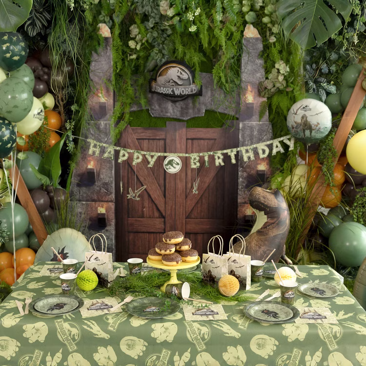 Jurassic World XXL Party-Set Dinosaurier Party-Deko 46-Teile T-Rex Geburtstag Saurier Lizenz-Party-Zubehör gedeckter Tisch Tisch-Deko Mottoparty Kindergeburtstag Geburtstag Komplett dekorierter Jurassic World Geburtstagstisch mit Banner, Ballons, Geschirr, Tüten und Dino-Kulisse.