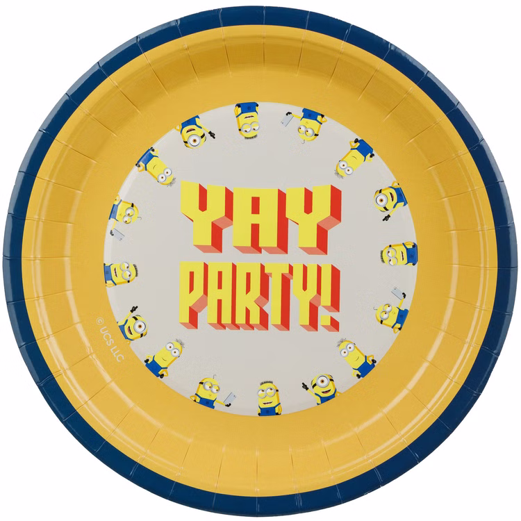 Minions Yay Party Pappteller 23 cm Gelber Minions Pappteller mit dunkelblauem Rand, Yay-Party-Schriftzug und kleinen Figuren rund um die Tellermitte.
