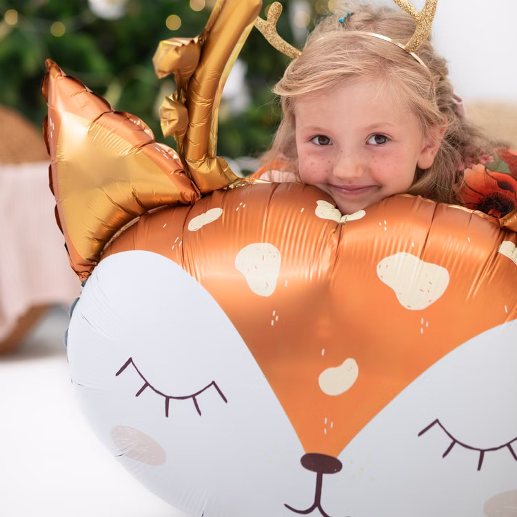 Reh Folienballon Feli das Rehkitz 73 x 64 cm Tierballon Party-Deko Rentier Weihnachten Weihnachts-Deko Geburtstag Luftballon-Deko Waldtier Kindergeburtstag Party-Zubehör Kind umarmt Reh Folienballon Feli, süßer Tierballon als Geschenk und Party-Deko für Kindergeburtstag.