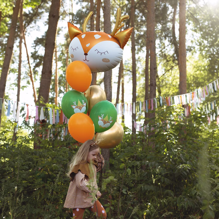 Reh Folienballon Feli das Rehkitz 73 x 64 cm Tierballon Party-Deko Rentier Weihnachten Weihnachts-Deko Geburtstag Luftballon-Deko Waldtier Kindergeburtstag Party-Zubehör Reh Folienballon Feli im Wald mit bunten Ballons, ideale Party-Deko für Kindergeburtstag im Freien.