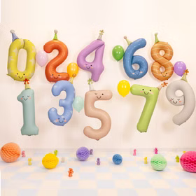 Folienballon Zahlen 0–9 Pastellfarben niedliche Geburtstags-Deko für Kinder schwebende Dekoration Geburtstag Kindergeburtstag Party-Deko Deko-Zubehör Mottoparty Ballon Zahlen-Ballons Farbenfrohe Geburtstagsdekoration mit schwebenden Folienballons in Form der Zahlen 0 bis 9 in Pastellfarben, jeweils mit niedlichen Gesichtern und Partyhütchen.