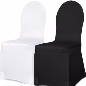 Stuhlhusse Weiß Matt für Hochzeit & Geburtstag Party-Zubehör Hochzeit Geburtstag Bankett Event Jubiläum überzogener Stuhl Zwei Stühle mit Hussen im Vergleich, eine in Weiß und eine in Schwarz, beide mit elastischer Passform für runde Rückenlehnen.