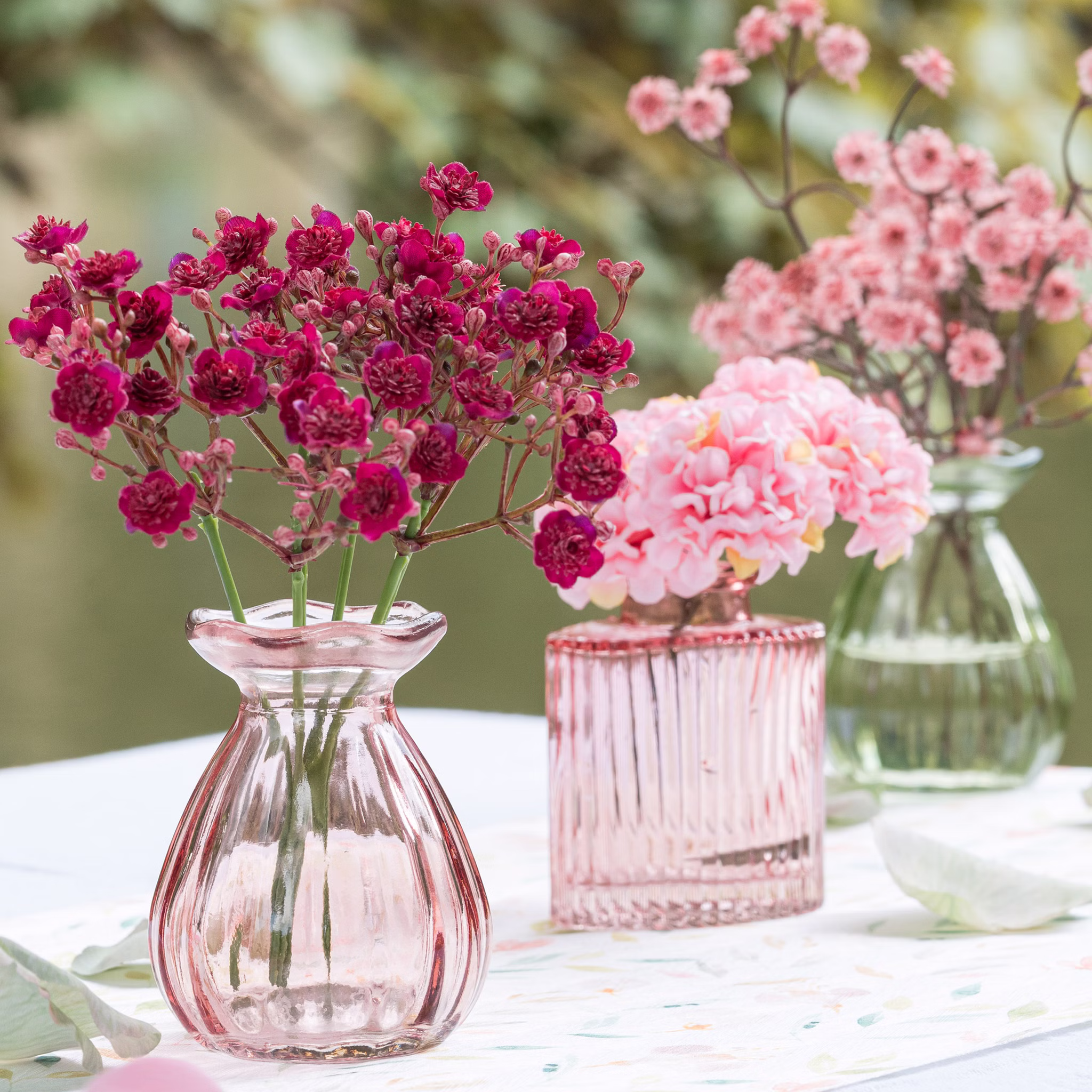 Mini Glasvase Corolle 7 x 9 cm kleine Blumenvase Tisch-Deko Hochzeit Geburtstag Sommerfest Gartenparty Vase klein Deko-Zubehör gedeckter Tisch Mini Glasvase Corolle 7 x 9 cm rosa mit Blumenarrangement, kleine Glasvase für Tisch-Deko.