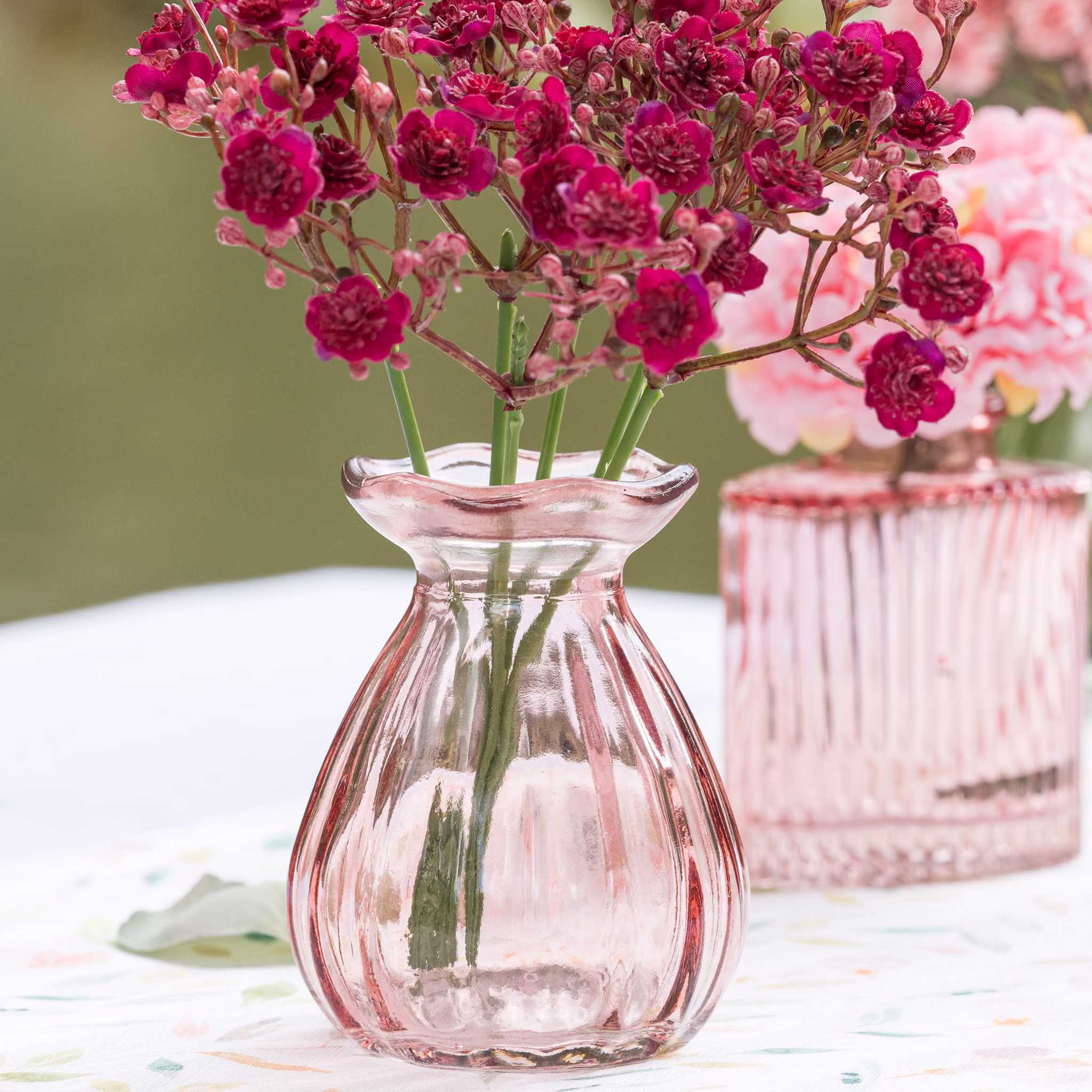 Mini Glasvase Corolle 7 x 9 cm kleine Blumenvase Tisch-Deko Hochzeit Geburtstag Sommerfest Gartenparty Vase klein Deko-Zubehör gedeckter Tisch Mini Glasvase Corolle 7 x 9 cm rosa mit Blumen, kleine Blumenvase für romantische Tisch-Deko.