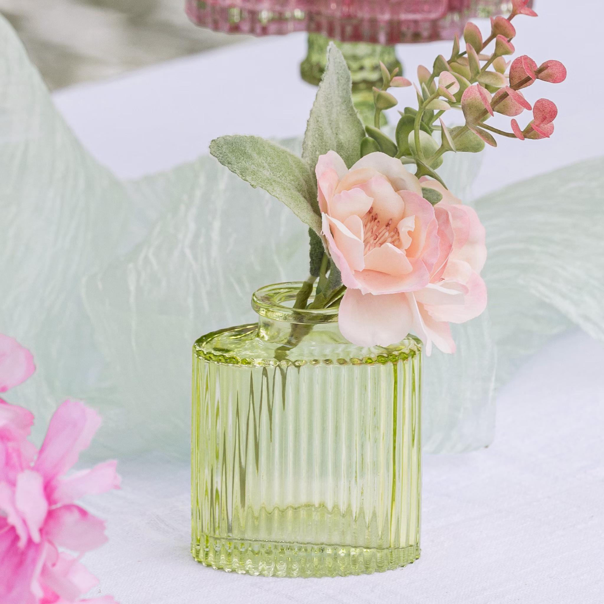 Mini Glasvasen-Set 3er Rosa grün Klar Tisch-Deko Hochzeit Geburtstag gedeckter Tisch Familienfeier Festtafel Kommunion Jubiläum Möbel & Wohnen Accessoires Grüne Mini-Glasvase mit floraler Dekoration auf weißem Tisch und weichem Stoff im Hintergrund.