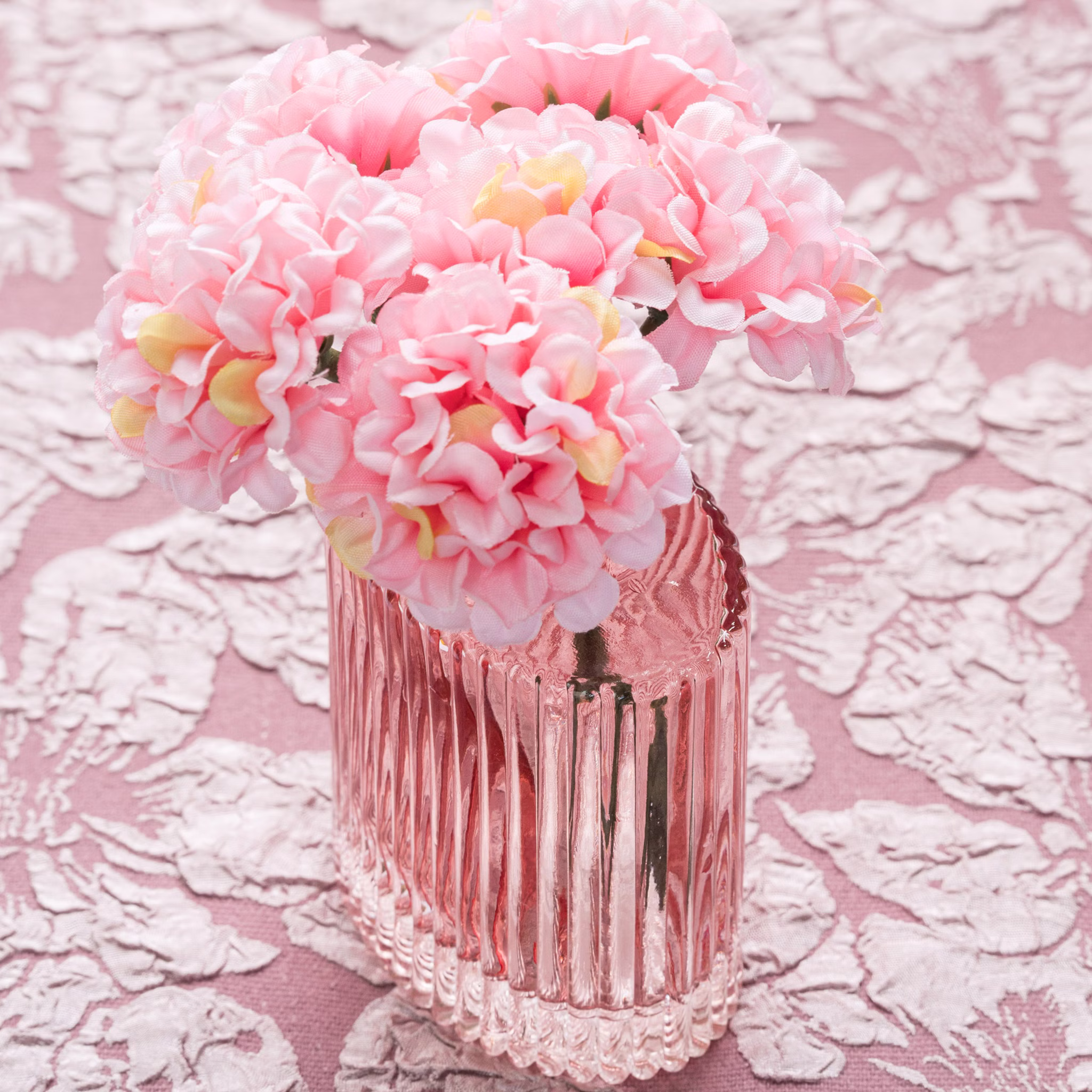 Mini Glasvasen-Set 3er Rosa grün Klar Tisch-Deko Hochzeit Geburtstag gedeckter Tisch Familienfeier Festtafel Kommunion Jubiläum Möbel & Wohnen Accessoires Rosa Mini-Glasvase mit dichtem Blütenkopf auf rosafarbener Spitzendecke in romantischer Dekoration.