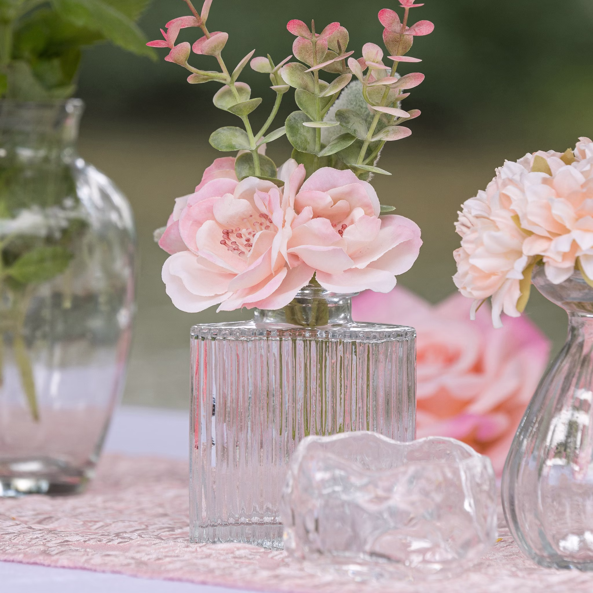 Mini Glasvasen-Set 3er Rosa grün Klar Tisch-Deko Hochzeit Geburtstag gedeckter Tisch Familienfeier Festtafel Kommunion Jubiläum Möbel & Wohnen Accessoires Transparente Mini-Glasvase mit zarter Kunstblume und strukturierter Glasoberfläche auf dekorativ gedecktem Tisch.
