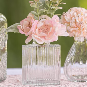 Mini Glasvasen-Set 3er Rosa grün Klar Tisch-Deko Hochzeit Geburtstag gedeckter Tisch Familienfeier Festtafel Kommunion Jubiläum Möbel & Wohnen Accessoires Detailaufnahme einer der transparenten Glasvase mit strukturierter Oberfläche und sanft glänzendem Glasmaterial.
