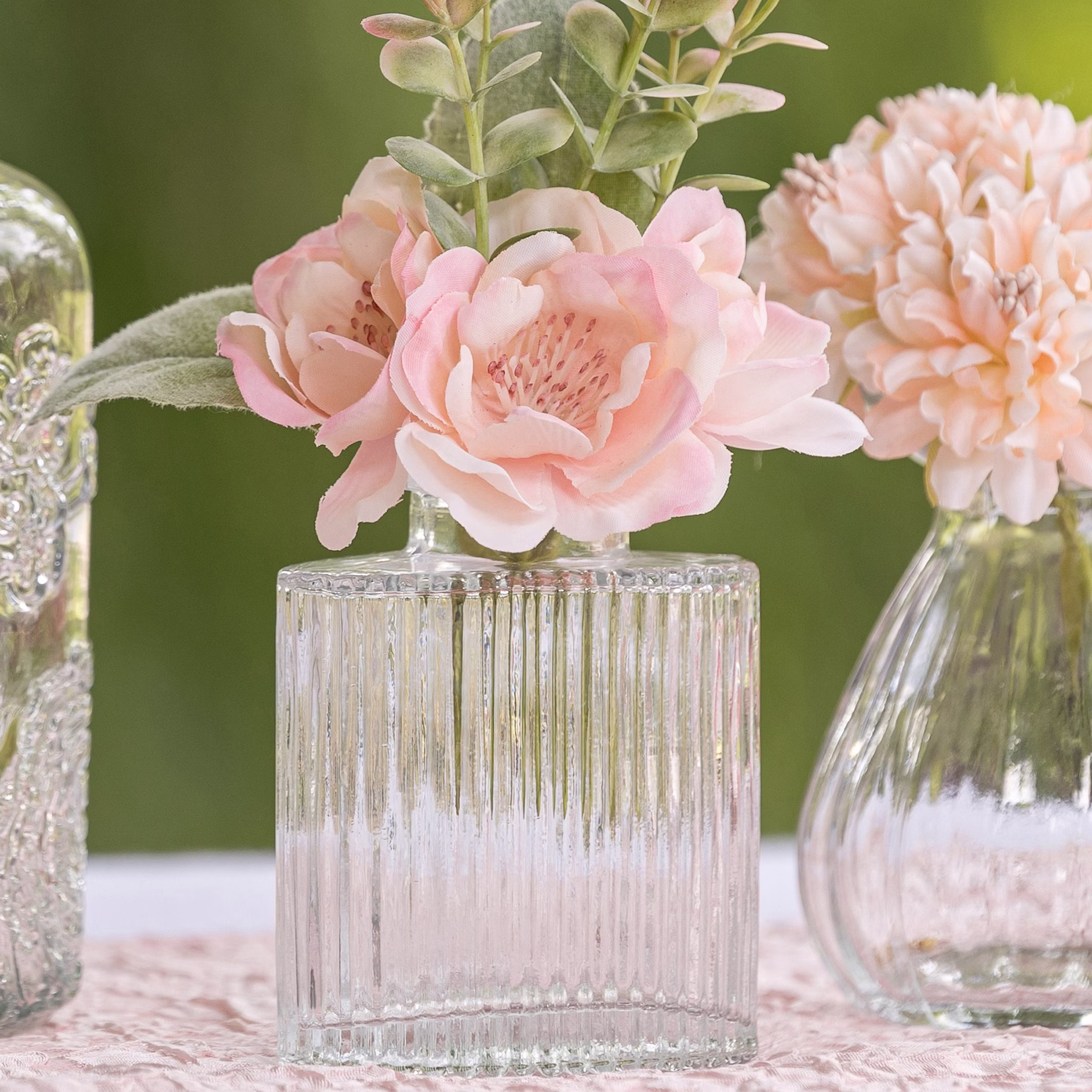 Mini Glasvasen-Set 6er Rosa Grün Klar Tisch-Deko Hochzeit Geburtstag gedeckter Tisch Blumenvase kleine Glasvase Dekoration Events Transparente Mini-Glasvase mit hellrosa Blüte als elegante Tischdeko im sanften Pastell-Look.