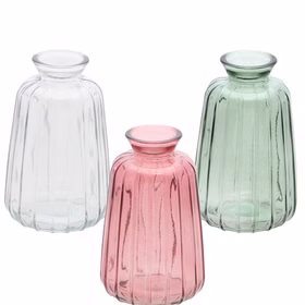 Glasvase Verone 11 cm Vintage Tischvase Rosa Grün Transparent Deko Geburtstag Tisch-Deko Hochzeit Geburtstag Vase aus Glas festliche Tischdeko Wohnaccessoire Glasvase dekorativ Glasvase Verone in drei Farbvarianten: Transparent, Rosa und Grün, gemeinsam freigestellt auf hellem Hintergrund.