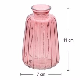 Glasvase Verone 11 cm Vintage Tischvase Rosa Grün Transparent Deko Geburtstag Tisch-Deko Hochzeit Geburtstag Vase aus Glas festliche Tischdeko Wohnaccessoire Glasvase dekorativ Rosa Glasvase Verone mit vertikaler Rillenstruktur und Maßangaben, 7 cm breit und 11 cm hoch, freigestellt auf hellem Hintergrund.