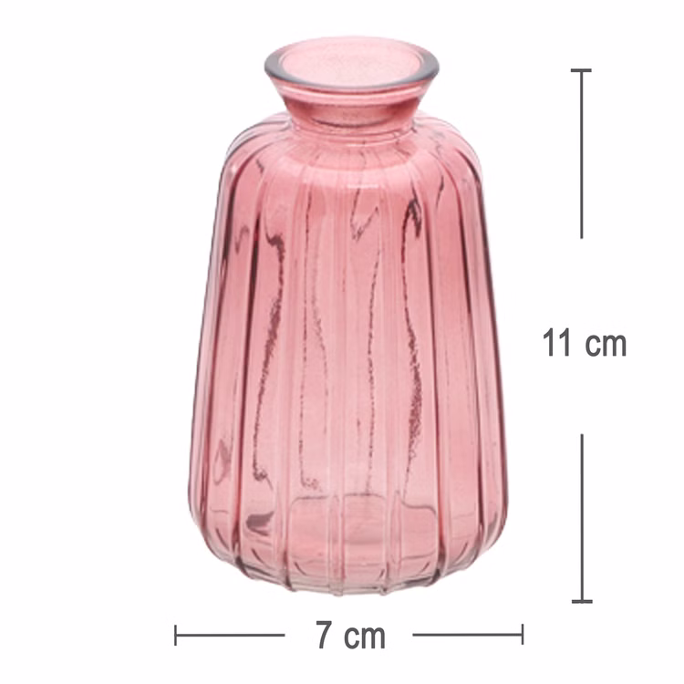 Glasvase Verone 11 cm Vintage Tischvase Rosa Grün Transparent Deko Geburtstag Tisch-Deko Hochzeit Geburtstag Vase aus Glas festliche Tischdeko Wohnaccessoire Glasvase dekorativ Rosa Glasvase Verone mit vertikaler Rillenstruktur und Maßangaben, 7 cm breit und 11 cm hoch, freigestellt auf hellem Hintergrund.