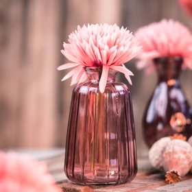 Glasvasen Verone 6er Tischvase Rosa Grün & Transparent Tisch-Deko Hochzeit Geburtstag Vase aus Glas festliche Tischdeko Wohnaccessoire Glasvase dekorativ Rosa Glasvase Verone mit großer rosa Blüte auf rustikaler Holzfläche, dekoriert im romantischen Vintage-Stil.