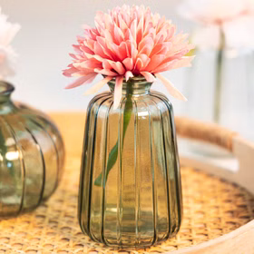 Glasvasen Verone 6er Tischvase Rosa Grün & Transparent Tisch-Deko Hochzeit Geburtstag Vase aus Glas festliche Tischdeko Wohnaccessoire Glasvase dekorativ Grüne Glasvase Verone mit rosa Blüte auf dekorativer Tischfläche, kombiniert mit warmem Licht und natürlichem Hintergrund.