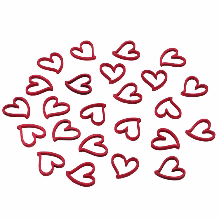 24 Holzherzen Rot 2 cm Streudeko Tischdeko Hochzeit Geburtstag Basteln Bastelbedarf Liebe Valentinstag gedeckter Tisch Bastel-Zubehör Filigrane rote Holzherzen als Streudeko, gleichmäßig verteilt auf neutralem Hintergrund.