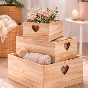 3er Set Holzkisten mit Herz 3 Größen Aufbewahrung Deko Geschenkbox Geschenkidee Hochzeit Geburtstag Basteln DIY-Geschenk Kisten zur Aufbewahrung Dekoration Deko-Kiste 3er Set Holzkisten mit Herz im Wohnambiente, dekorativ gefüllt mit Handtüchern und Blumen.