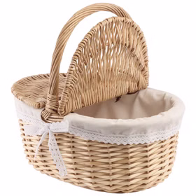Picknickkorb aus Weide 35 cm Deko Korb Kostüm Zubehör Rotkäppchen Dekoration Haus & Garten Accessoire Weidekorb Flechtkorb Fasching Karneval Geflochtener Picknickkorb aus Weide mit geöffnetem Deckel und hellem Stoffeinsatz mit Spitze.