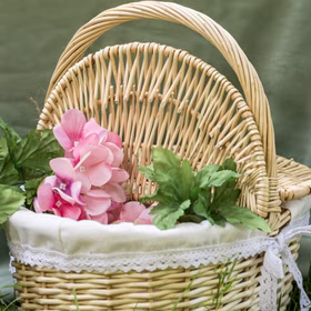 Picknickkorb aus Weide 35 cm Deko Korb Kostüm Zubehör Rotkäppchen Dekoration Haus & Garten Accessoire Weidekorb Flechtkorb Fasching Karneval Detailaufnahme des Weidekorbes mit Blumen gefüllt und der vordere Deckel offen. Der Korb steht im grünen Gras.
