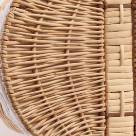 Picknickkorb aus Weide 35 cm Deko Korb Kostüm Zubehör Rotkäppchen Dekoration Haus & Garten Accessoire Weidekorb Flechtkorb Fasching Karneval Detailaufnahme der Flechtstruktur eines Weidenkorbs mit natürlicher Holzoptik von Oben.