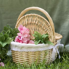 Picknickkorb aus Weide 35 cm Deko Korb Kostüm Zubehör Rotkäppchen Dekoration Haus & Garten Accessoire Weidekorb Flechtkorb Fasching Karneval Picknickkorb aus Naturweide mit Blumenfüllung, auf Gras vor grünem Hintergrund..