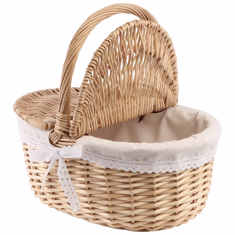 Picknickkorb aus Weide 35 cm Deko Korb Kostüm Zubehör Rotkäppchen Dekoration Haus & Garten Accessoire Weidekorb Flechtkorb Fasching Karneval Geflochtener Picknickkorb aus Weide mit geöffnetem Deckel und hellem Stoffeinsatz mit Spitze.