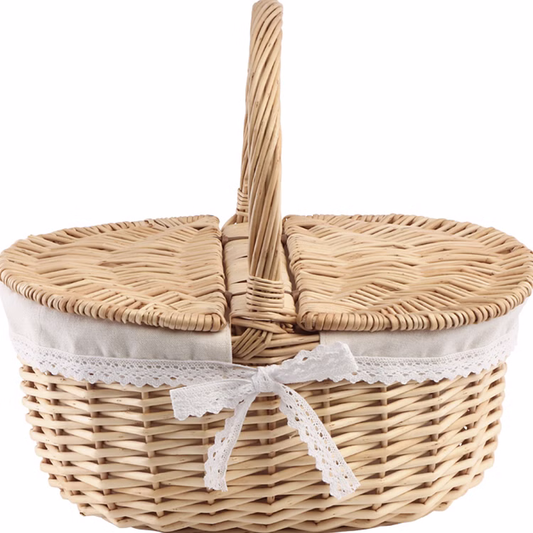Picknickkorb aus Weide 35 cm Deko Korb Kostüm Zubehör Rotkäppchen Dekoration Haus & Garten Accessoire Weidekorb Flechtkorb Fasching Karneval Geflochtener Korb mit geschlossenem Deckel und weißer Schleife, frontale Ansicht.