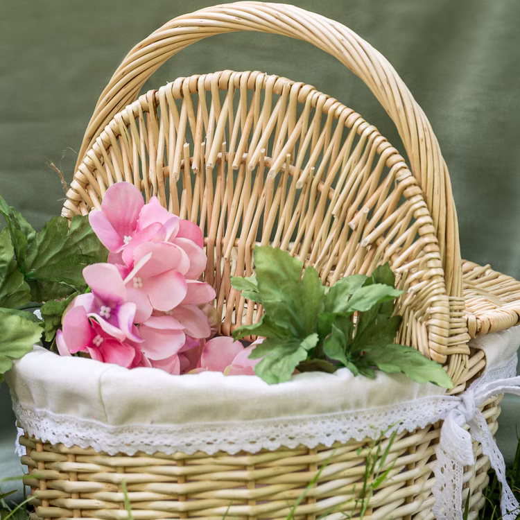 Picknickkorb aus Weide 35 cm Deko Korb Kostüm Zubehör Rotkäppchen Dekoration Haus & Garten Accessoire Weidekorb Flechtkorb Fasching Karneval Detailaufnahme des Weidekorbes mit Blumen gefüllt und der vordere Deckel offen. Der Korb steht im grünen Gras.