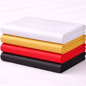 Teppichläufer 150 x 300 cm Einweg-Teppich Hochzeit Geburtstag Party-Deko Bodenläufer Party-Zubehör Teppich Events Gefaltete Teppichläufer aus Polyester-Vlies in Weiß, Gold, Rot und Schwarz übereinander auf weißem Hintergrund.