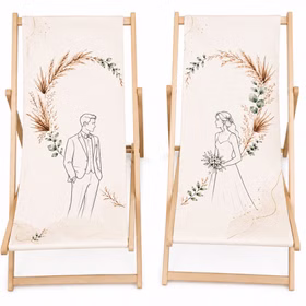Boho Hochzeits-Liegestuhl 2-er Set Braut & Bräutigam Hochwertiges Hochzeitsgeschenk Geschenkidee zur Hochzeit stilvolle Entspannung für Braut & Bräutigam Zwei Liegestühle mit hellem Buchenholzgestell und Boho-Hochzeitsmotiv von Braut und Bräutigam auf weißem Hintergrund.