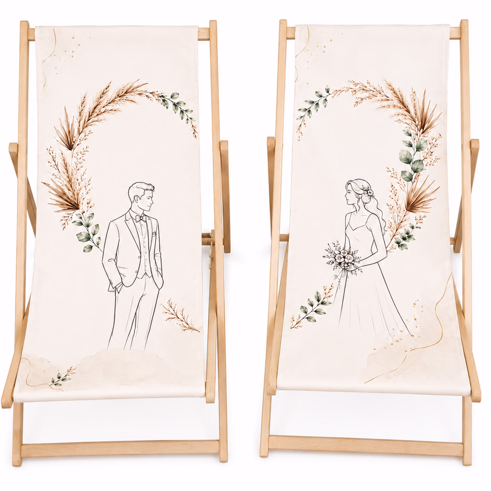 Boho Hochzeits-Liegestuhl 2er-Set personalisiert mit Vornamen & Hochzeitsdatum Hochwertiges Hochzeitsgeschenk Geschenkidee zur Hochzeit stilvolle Entspannung für Braut & Bräutigam Zwei Hochzeits-Liegestühle mit Braut- und Bräutigam-Motiv, hellem Stoffbezug und Holzgestell vor weißem Hintergrund.