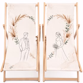 Boho Hochzeits-Liegestuhl 2er-Set Mr. & Mrs. mit Nachname & Hochzeitsdatum Hochwertiges Hochzeitsgeschenk Geschenkidee zur Hochzeit stilvolle Entspannung für Braut & Bräutigam Zwei Hochzeits-Liegestühle mit Braut- und Bräutigam-Motiv, naturfarbenem Holzgestell und hellem Stoffbezug vor weißem Hintergrund.