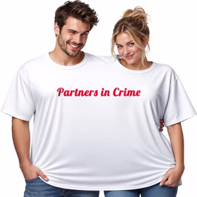 Doppel T Shirt Partners in Crime Unisex Ein Mann und eine Frau tragen gemeinsam das weiße Doppel-T-Shirt „Partners in Crime“ und schauen spitzbübisch lachend in die Kamera. Hinweis: KI generiertes Bild
