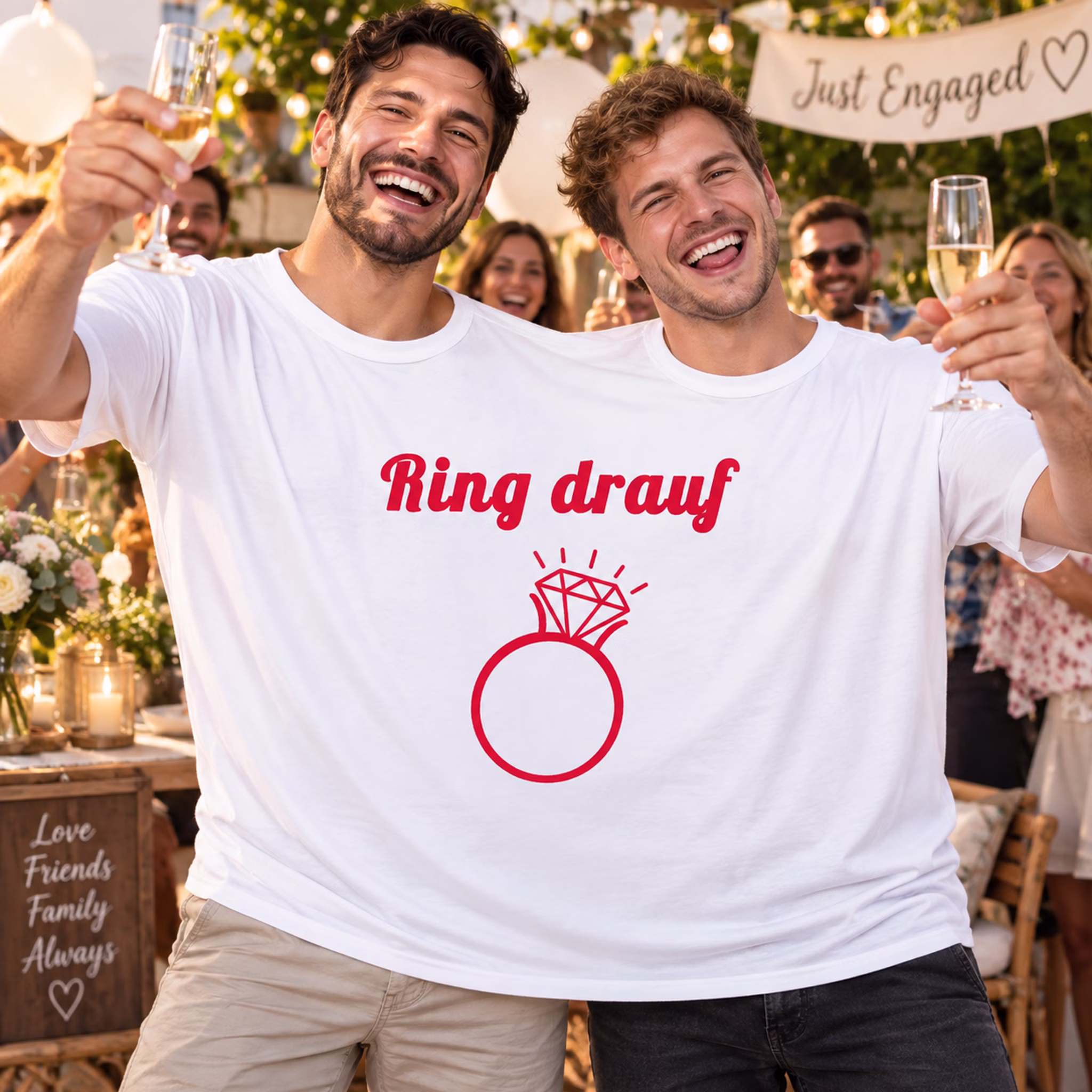 Doppel T Shirt Ring drauf Verlobungsfeier Zwei Männer tragen gemeinsam das Doppel-T-Shirt „Ring drauf“ und stoßen bei einer Verlobungsfeier mit Gästen und Sekt an. Hinweis: KI generiertes Bild