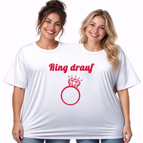 Doppel T Shirt Ring drauf Damen Zwei Frauen tragen gemeinsam das weiße Doppel-T-Shirt „Ring drauf“ mit rotem Hochzeitsring-Motiv vor weißem Hintergrund. Hinweis: KI generiertes Bild