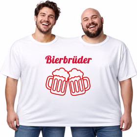Doppel T-Shirt Bierbrüder für 2 Personen Zwei Männer tragen gemeinsam das weiße Doppel-T-Shirt „Bierbrüder“ mit rotem Schriftzug und Motiv aus zwei anstoßenden Bierkrügen. Hinweis: KI generiertes Bild