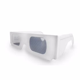 Weiße Effektbrille aus Pappe mit zwei dunklen Effektgläsern und seitlichen Bügeln, freigestellt vor weißem Hintergrund.