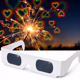 Weiße Effektbrille vor einer leuchtenden Wunderkerze; farbige Herzformen im Hintergrund veranschaulichen den Herzen-Effekt.