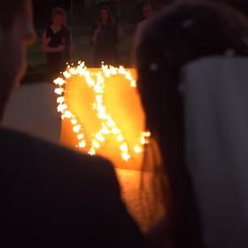 Nahaufnahme Lichterbild Brennendes Doppelherz aus der Sicht des Brautpaares.