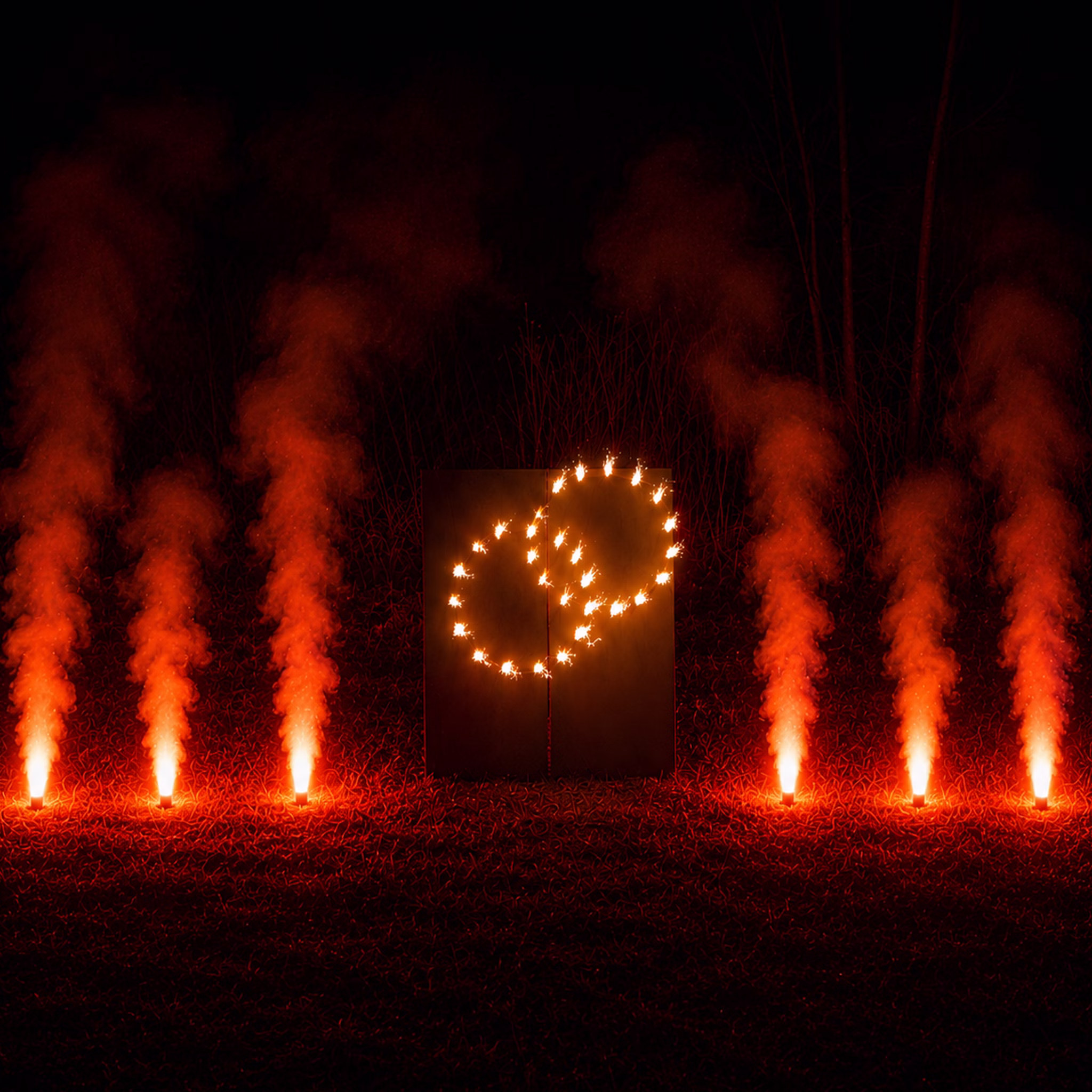 Lichterbild Brennende Ringe mit rotem Bengalfeuer Geschenkidee Hochzeit Verlobung Heiratsantrag Goldene Hochzeit Jubiläum Brennende Eheringe mit sechs Bengaltöpfen bei Dunkelheit.